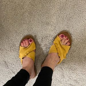 Universal Thread slides - mustard yellow - size 8